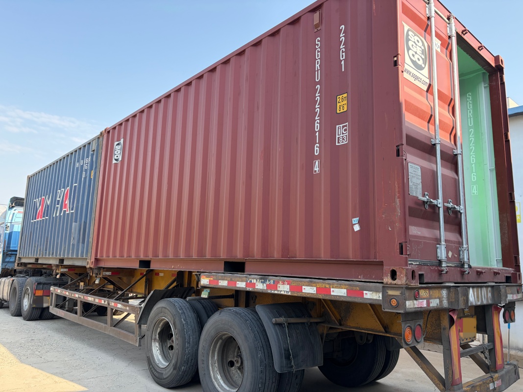 Šį rytą į Japoniją išsiųstas pilnas tinklelių nuo saulės konteineris